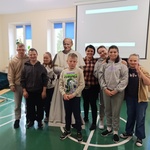 Grupa uczniów pozuje do zdjęcia z makietą Papieża
