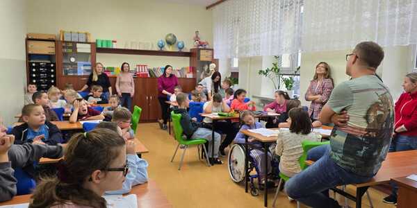 Prowadzący spotkanie mówi do uczestników warsztatów