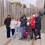 Grupa uczniów przed muzeum