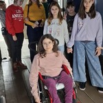 Grupa uczniów i nauczycieli w muzeum