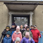 Grupa uczniów w wejściu do baru