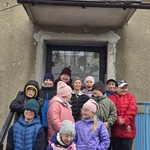 Grupa uczniów w wejściu do baru