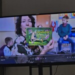 Monitor z wyświetlanymi slajdem