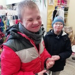 Dwoje uczniów w zakładzie krawieckim.