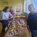 Rodzice przygotowują słodką niespodziankę pracownikom szkoły