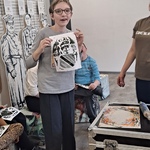 Uczennica prezentuje wykonaną przez siebie kolagrafię
