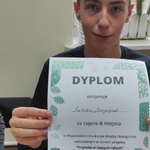 Uczestnik konkursu prezentuje otrzymany dyplom