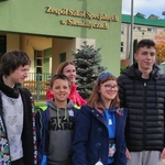 Grupa uczestników konkursu na tle wejścia do ZSS w Siemiatyczach