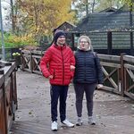 Dziewczyna i chłopak stoją na drewnianym mostku.