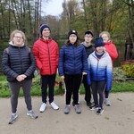 Grupa sześciu osób na tle jesiennych drzew.