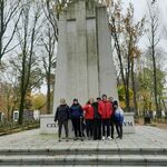 Grupa uczniów na tle Pomnika Żołnierzy Polskich.