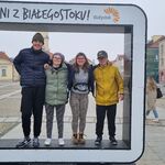 Czwórka uczniów w oknie 