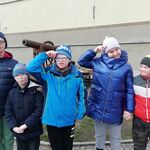 Grupa uczniów na tle armaty.