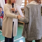 Nauczycielka gratuluje uczennicy.