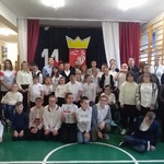 Społeczność Szkoły Podstawowej Nr 46 na tle dekoracji z okazji święta Niepodległości.