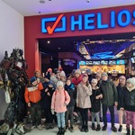 Grupa uczniów przed wejściem do kina HELIOS