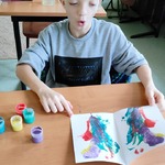 Uczeń podziwia swoją pracę.