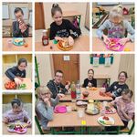 Kolaż, na którym uczniowie siedzą przy stolikach.Przed nimi stoją talerze z tostami.