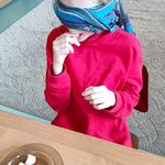 Uczennica siedzi przy ławce. Ma zasłonięte oczy. Przed dziewczynką stoi talerz z jesiennymi owocami. Dziewczynka odgaduje owoce po smaku.