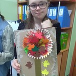 Uczennica prezentuje pracę plastyczną wykonaną  ramach innowacji pedagogicznej „Razem być, tworzyć, bawić się”