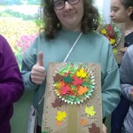 Uczennica prezentuje pracę plastyczną wykonaną  ramach innowacji pedagogicznej „Razem być, tworzyć, bawić się”