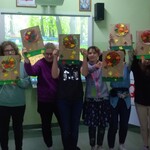Uczniowie prezentują prace plastyczne samodzielnie wykonane w ramach innowacji pedagogicznej „Razem być, tworzyć, bawić się”