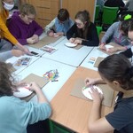 Uczniowie wykonują  pracę plastyczną w  ramach innowacji pedagogicznej „Razem być, tworzyć, bawić się”