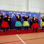 Grupa taneczna na tle napisu XIII Konkurs tańca 
