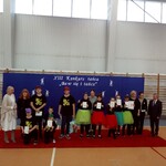 Grupa taneczna na tle napisu XIII Konkurs tańca 