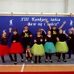 Grupa taneczna na tle napisu XIII Konkurs tańca 