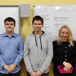 Czwórka finalistów konkursu z nauczycielem-organizatorem konkursu.