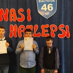 Trzech laureatów stypendium na tle napisu Nasi Najlepsi