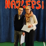 Uczeń z mamą na tle napisu Nasi Najlepsi.