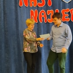 Pani Dyrektor wręcza dyplom uczniowi.