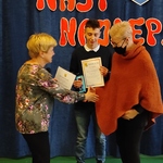 Pani Dyrektor wręcza List Gratulacyjny mamie laureata.