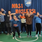 Grupa uczniów w trakcie tańca.