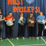 Grupa taneczna na tle napisu Nasi Najlepsi.