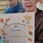Uczennica trzyma podziękowanie za udział w akcji.