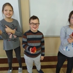 Uczniowie biorący udział w konkursie plastycznym 