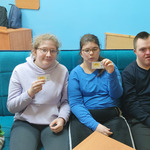 Grupa uczniów siedzi na kanapie. W ręku trzymają bilety do kina.