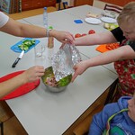 Uczeń wrzuca do miski pokrojoną wędlinę,