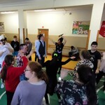 Na zdjęciu widać bawiące się, tańczące dzieci.
