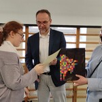 Uczennica otrzymuje dyplom i nagrodę z rąk jury konkursu.