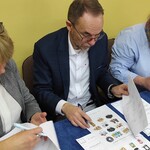 Trzyosobowe jury w trakcie prac.