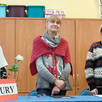 Przy biurku siedzą trzy Panie, czwarta Pani przewodnicząca jury stoi i przemawia do uczestników
