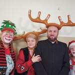 Cztery osoby- dwie w środku z rogami jelenia  z baloników. Po bokach stoją dwa klauny.
