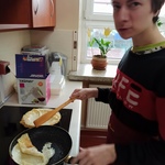 Uczeń smaży naleśniki
