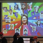 Ekran tablicy interaktywnej ze zdjęciami: w środku - nauczycielki, po bokach - uczniów.