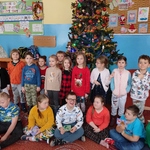 Grupa dzieci na tle ubranej choinki.