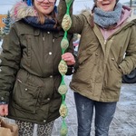 Dwie uczennice trzymają kulki z pokarmem dla ptaków.